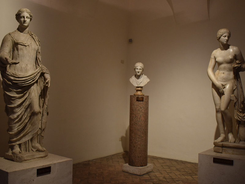 Grande entusiasmo per la visita  del Prof. Marco Nocca insieme ai suoi allievi di Archeologia Classica e Storia e Teoria del Restauro a Palazzo Altemps.