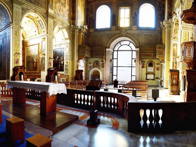 La Basilica dei SS. Cosma e Damiano a Roma è un luogo di straordinaria importanza storica e artistica, un palinsesto che racconta millenni di trasformazioni, dalla grandezza dell'antica Roma all'affermazione del Cristianesimo e alle successive epoch